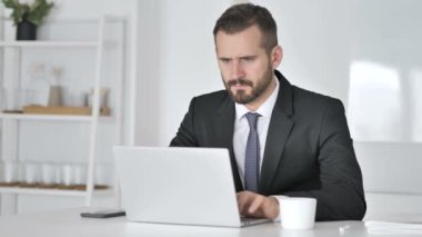 Kaybı, sinirli işadamı dizüstü bilgisayarda çalışma