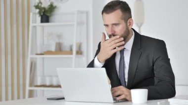 Şok işadamı dizüstü bilgisayar, hayretler içinde çalışma