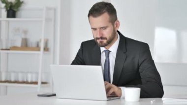 Öksürük, öksürük iş yerinde iş adamı
