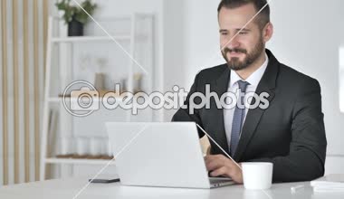 İşadamı tarafından online görüntülü sohbet