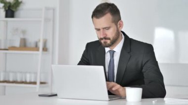 Dizüstü bilgisayarda çalışırken Busienssman esneme