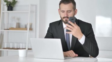 Müşteri ile pazarlık telefonda konuşan işadamı