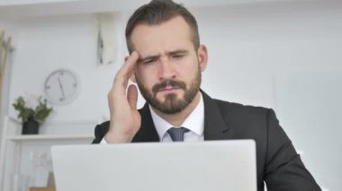 Baş ağrısı, baş ağrısı olan işadamı vurguladı