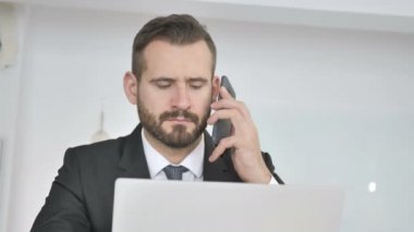 Müşteri ile telefonda konuşurken işadamı