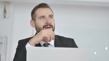 İşadamı dizüstü bilgisayarda çalışırken yeni fikrim var.