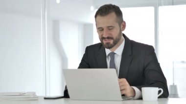 Online görüntülü sohbet sırasında konuşan işadamı