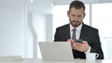 Smartphone, online tarama kullanarak iş adamı
