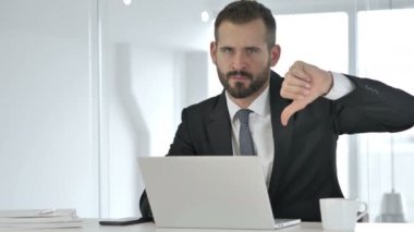 Başparmak aşağı kameraya bakarak işadamı tarafından