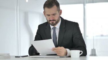 Hayal kırıklığı içinde sözleşme atma kızgın işadamı