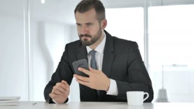 Smartphone, kullanarak işadamı metin mesajlaşma