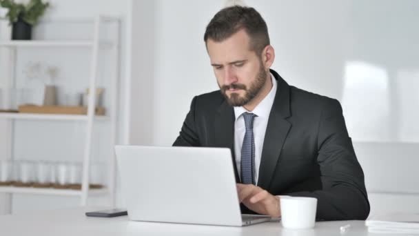 Geschäftsmann Gähnt Bei Der Arbeit Laptop — Stockvideo