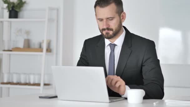 Geschäftsmann Verlässt Büro Nach Schließung Des Laptops Bei Der Arbeit — Stockvideo