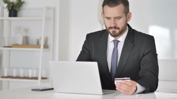 Nie powiodło się płatności Online przez sfrustrowany biznesmen — Wideo stockowe