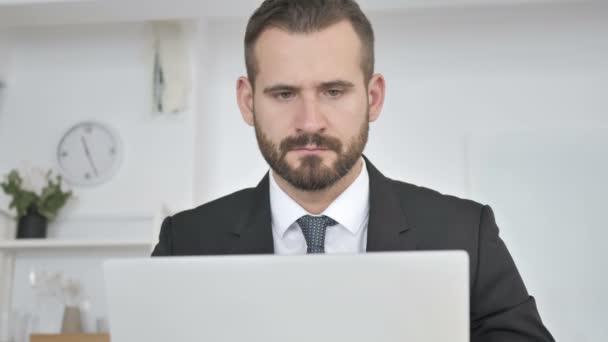 Homem de negócios trabalhando no laptop — Vídeo de Stock