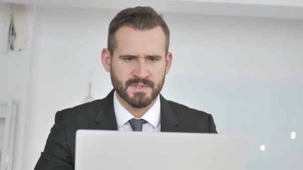 Frustrerad skrikande affärsman bli galen på jobbet — Stockvideo