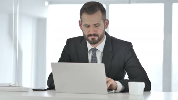 Homem de negócios trabalhando no laptop — Vídeo de Stock