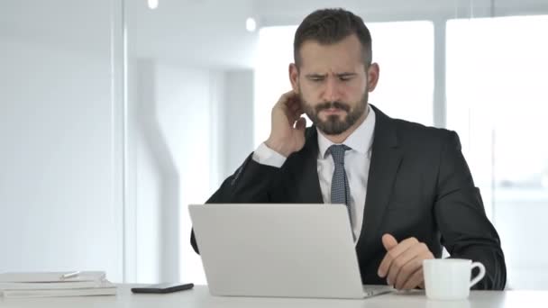 Zmęczony biznesmen z bólem szyi w miejscu pracy — Wideo stockowe