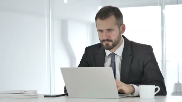 Empresário chocado trabalhando no laptop, surpreso — Vídeo de Stock