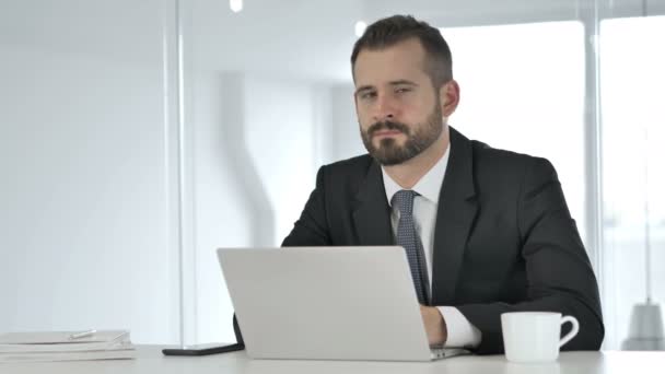 Não, homem de negócios que não gosta de oferecer por Shaking Head — Vídeo de Stock