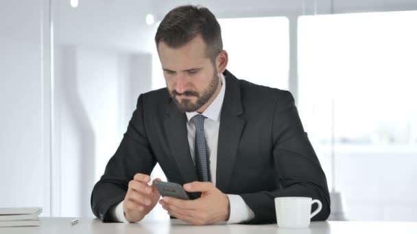 Empresário usando telefone para leitura de e-mail — Vídeo de Stock