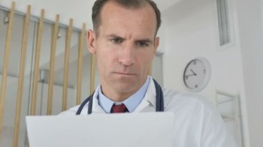 Doktor laptopta çalışıyor.