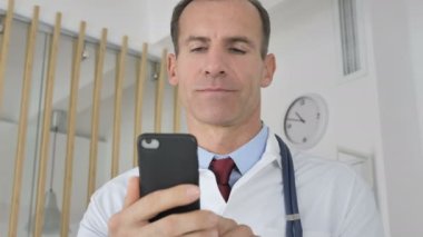 Doktor akıllı telefon kullanarak Internet için