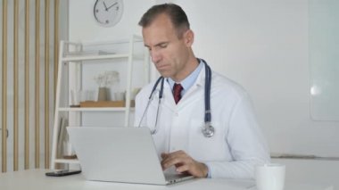 Doktor kliniğinde dizüstü bilgisayarda yazarak