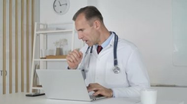 Hasta doktor iş başında öksürük
