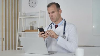 Doktor akıllı telefon kullanarak Internet için