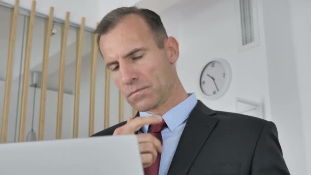 Pensive Middle Aged Businessman Myšlení Práce Notebooku — Stock video