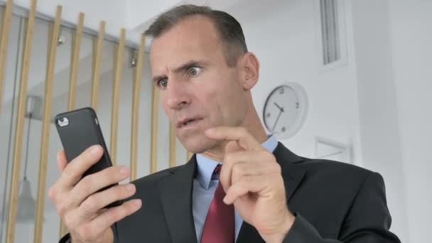 Étonné Moyen Age Homme Affaires Choqué Par Résultat Sur Smartphone — Video