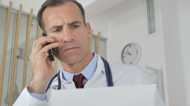 患者さんと電話で話して 医療報告書を議論する医師 — ストック動画