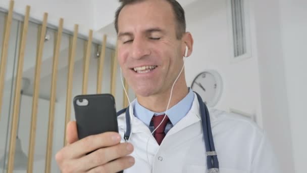 Chat Vídeo Line Por Médico Usando Smartphone — Vídeo de Stock