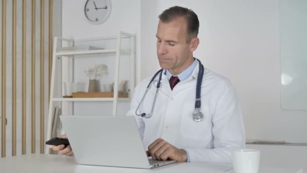 Médico Atendendo Telefonema Paciente Discutindo Saúde — Vídeo de Stock