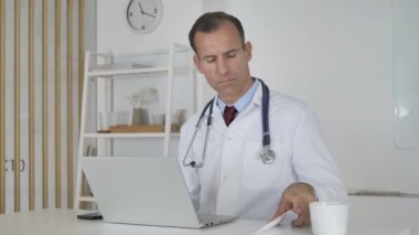 Office Doktor okuma tıbbi gazetelerde