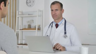 Doktor hasta ile konuşmak, sağlık sorunları tartışıyor