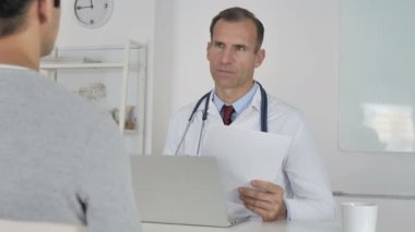Hastaya dinleme doktor ve sağlık sorunları ile yardımcı