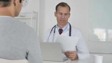 Doktor hasta ile olumlu sonuçlar tıbbi rapor paylaşımı