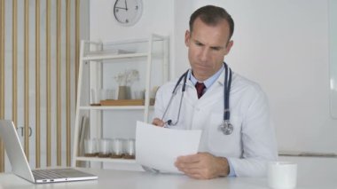 Klinikte, evrak Doktor okuma makaleler