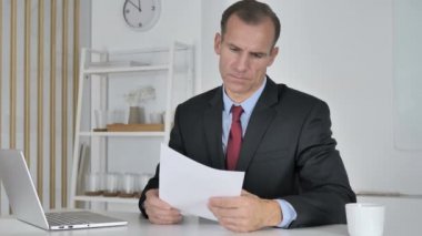 Kızgın orta yaşlı işadamı tepki okuma belgeleri süre kaybı