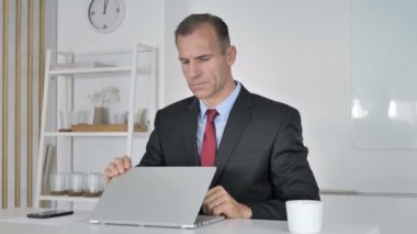 İşten sonra bürosundan çıkarken işadamı orta yaşlı