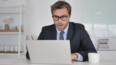 İş yerinde huşu içinde merak şok işadamı