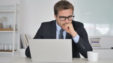 Öksürük, öksürük iş yerinde iş adamı