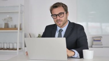 İşadamı tarafından online görüntülü sohbet