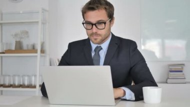 İşadamı bırakarak Office işten sonra