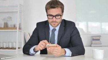İşadamı kutluyor başarı Smartphone kullanarak süre