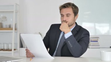 İşadamı Ofiste Belgeleri Okuyor
