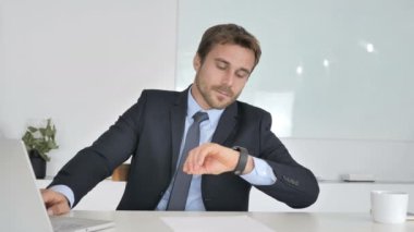 İş adamı kontrol iletide Smartwatch
