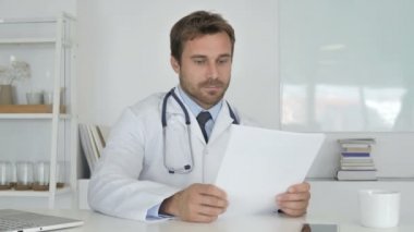 Klinikte, evrak Doktor okuma makaleler