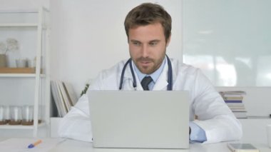 Klinik dizüstü bilgisayarda çalışan doktor